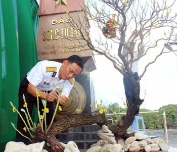 ทหารและประชาชนบนเกาะซองตื้อไตเตรียมฉลองเทศกาลตรุษเต๊ตปีมะเมีย